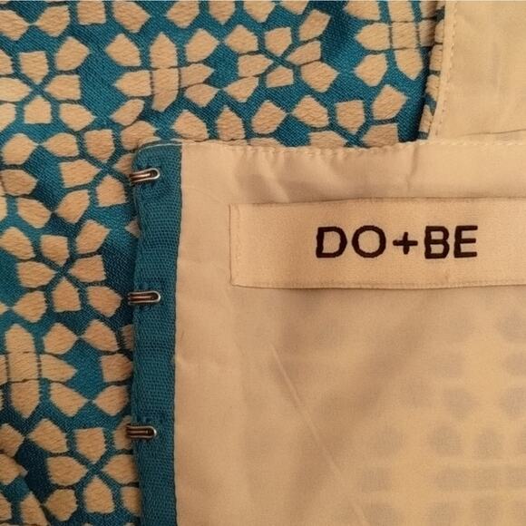 DO+BE NWOT blue and white patterned fitted crop top ccs - Picture 2 of 3